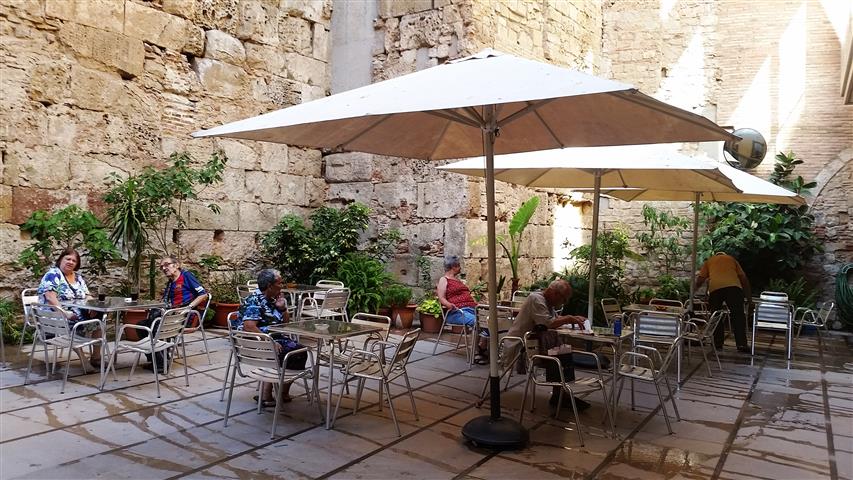 בית קפה מדליק ברובע הגותי בברצלונה, ספרד