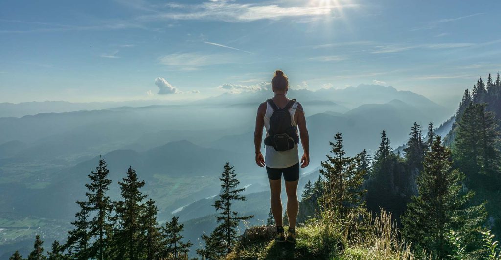 hiker-918473_1920 (1)
