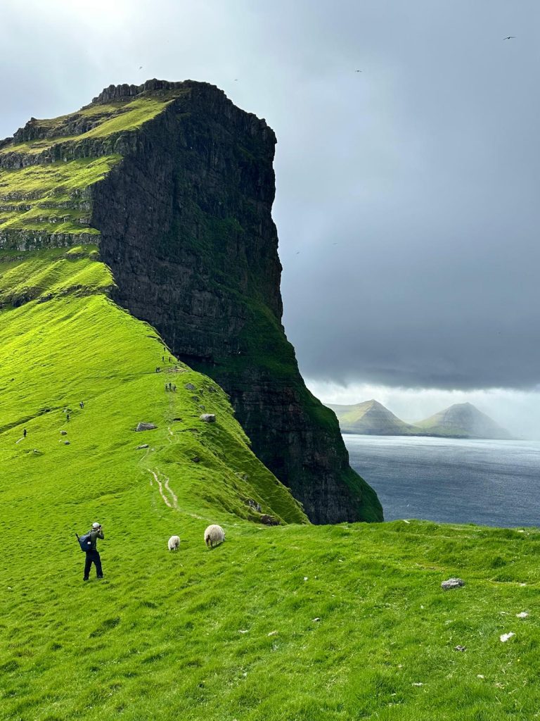נוף טיפוסי באיי פארו - טיול עם עולם נסתר
